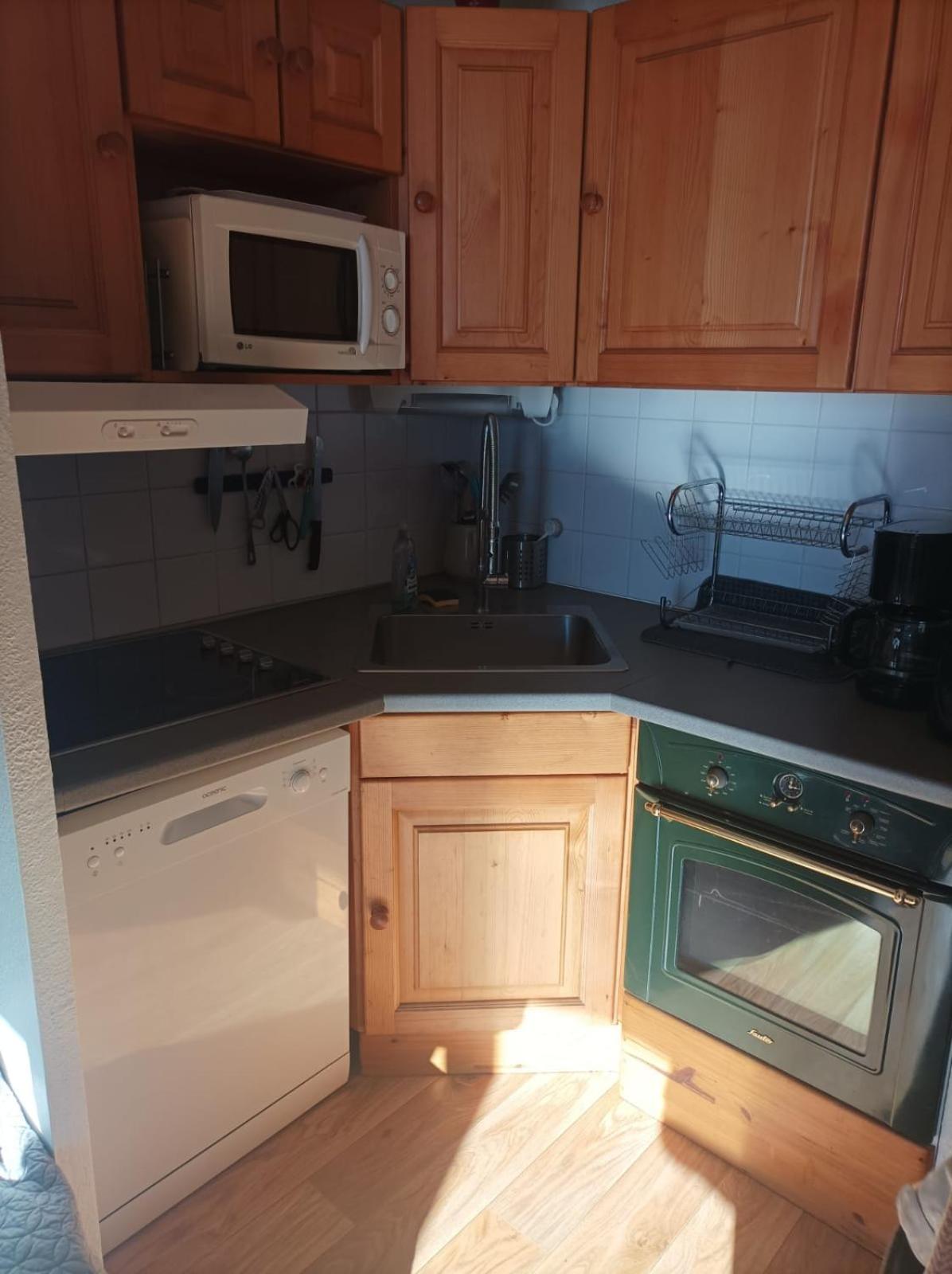 Dans Bois De La Reine, Et Saint Anastaise Apartment *